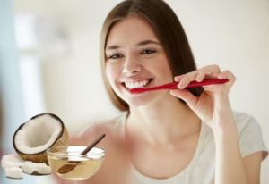 Dùng dầu dừa chà xát lên răng của bạn