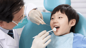 Nên cho bé làm quen dần với bác sĩ